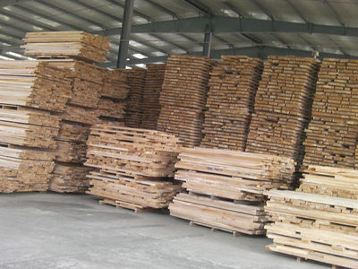 探长江木业加工基地 看家具原材料生产环境